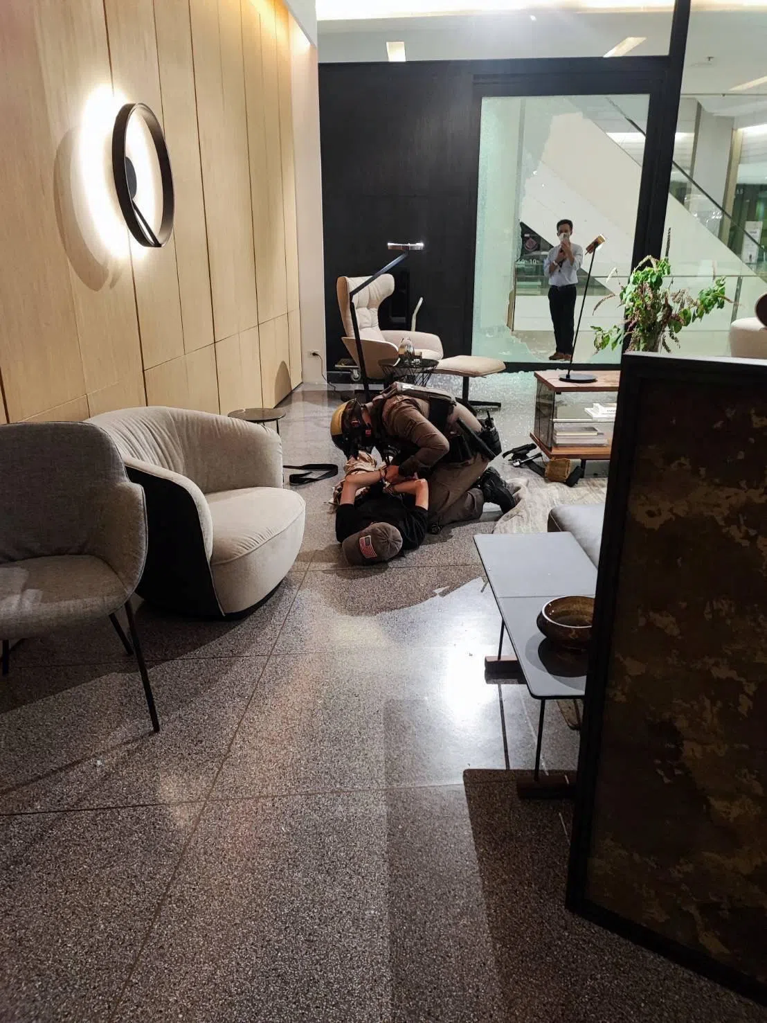 警员在购物中心内逮捕枪击案嫌犯。（路透社）