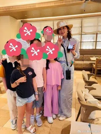 林志玲和网民全家合照，也展现休闲时尚穿搭。（互联网）
