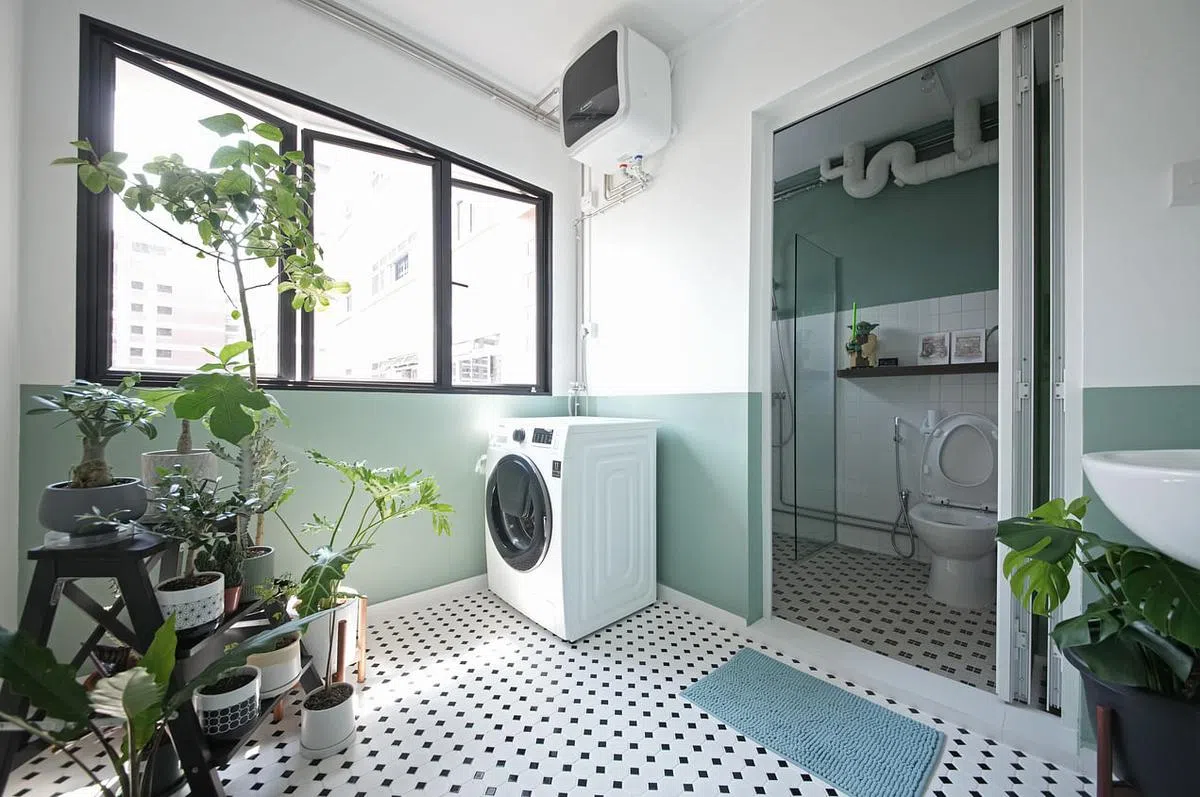 开放式厨房后是隔出的晒衣间，宽敞明亮，采光十足。