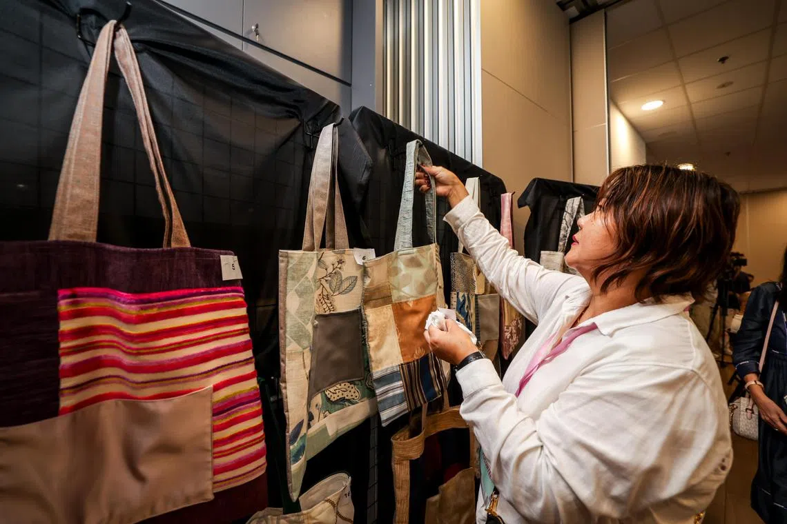 截至星期一，居民缝制的托特包已筹得5万5000元。（叶振忠摄）