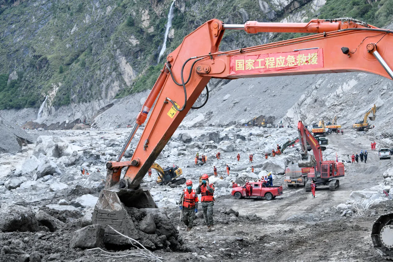 9月2日，救援人员在中国西藏自治区的吉隆口岸展开搜救行动。（路透社）