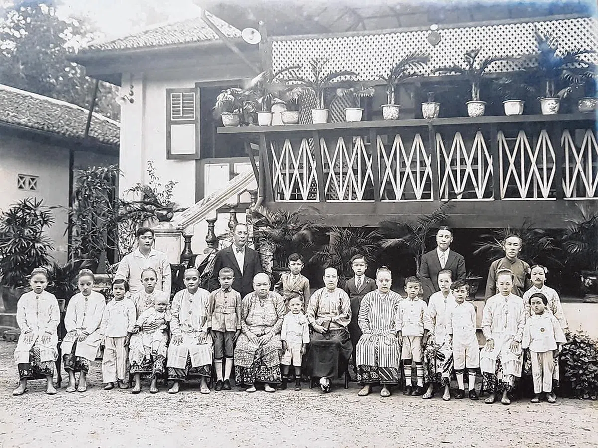 20世纪中叶，新加坡的一户侨生大家庭衣着服饰。