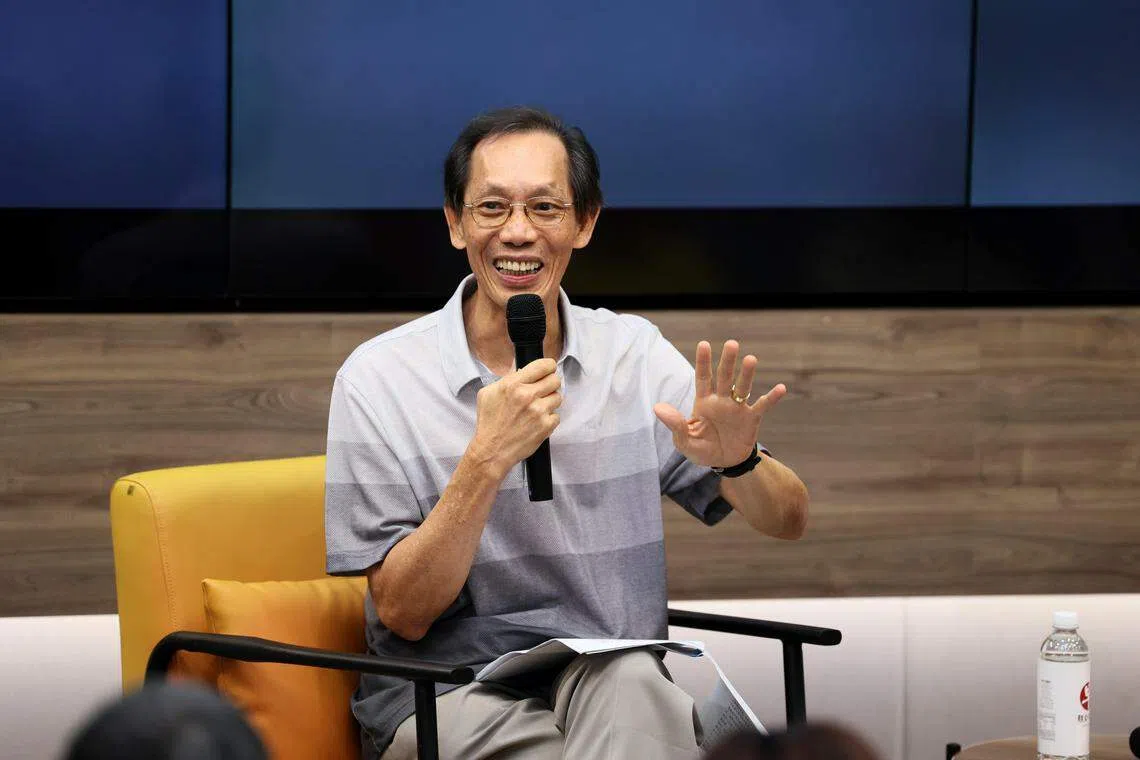 曾经参与马共游击队的海凡经历过劫难，如今朋友却告诉他说：你真幸运，有写不完的题材。（龙国雄摄）
