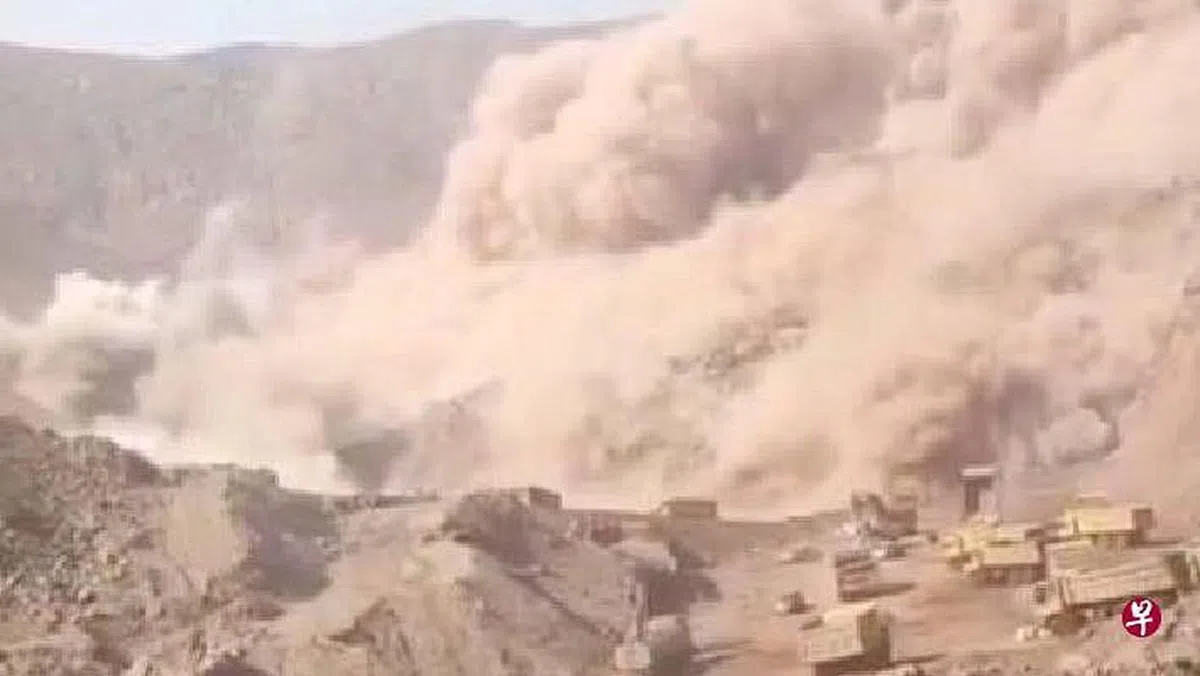 内蒙古一处煤矿星期三（2月22日）下午发生坍塌事故，造成两人死亡、六人受伤，51人失联。（取自微博视频）