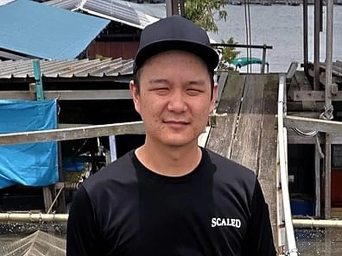 阿华奎笼负责人之一黄靖凯说，传统奎笼看似夕阳行业，但有了自己的海鲜直销平台和餐馆，就可开拓更多可能。 阿华奎笼直接把水产送到消费者家里。清晨捕捞的鲜鱼，傍晚6点前直抵家门。（龙国雄摄）