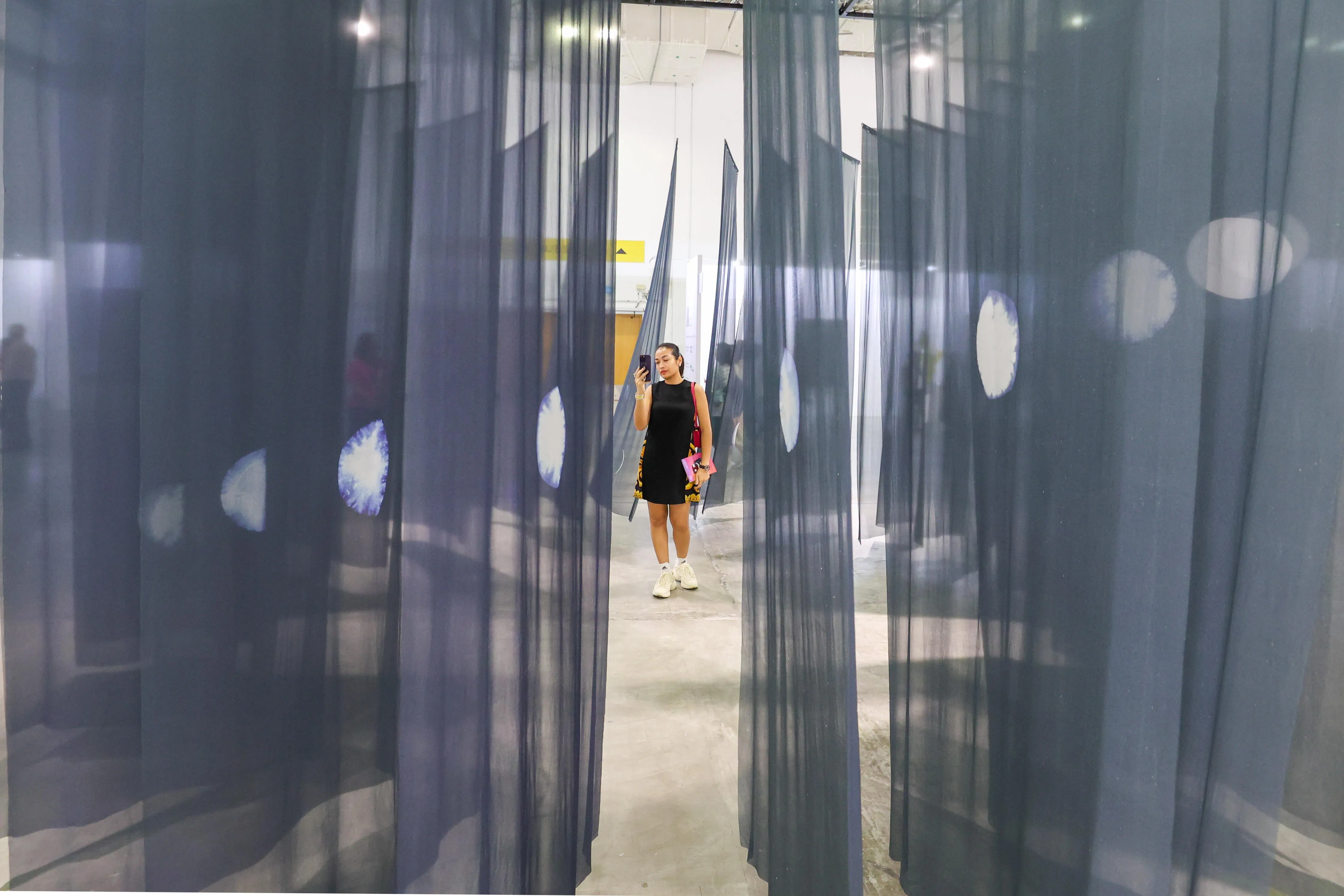 艺博会展出美国视觉艺术家安藤美夜（Miya Ando）的公共装置《円月相》（2024），作品由29块印花丝绸雪纺制成，代表完整的月相周期。（陈斌勤摄）