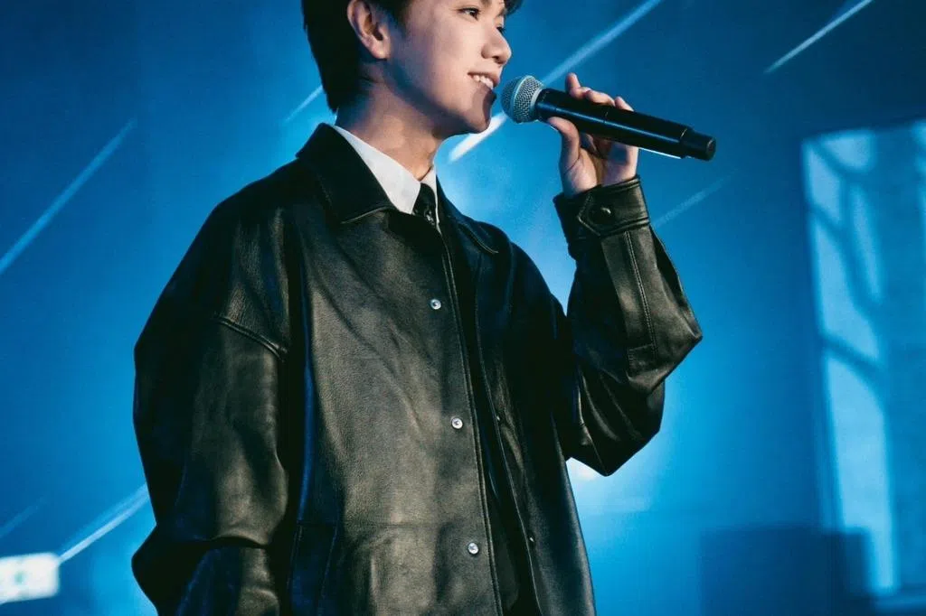 香港知名歌手张敬轩早前受访时说，将担任香港保安局特别项目的导师，希望以歌手身份与年轻人共勉，劝诫年轻人不要轻易受人影响。他所属的经纪公司英皇娱乐经纪人霍汶希说，张敬轩一直很关心年轻人，并称他也义不容辞去帮助和鼓励年轻人，“好热心对青少年”。