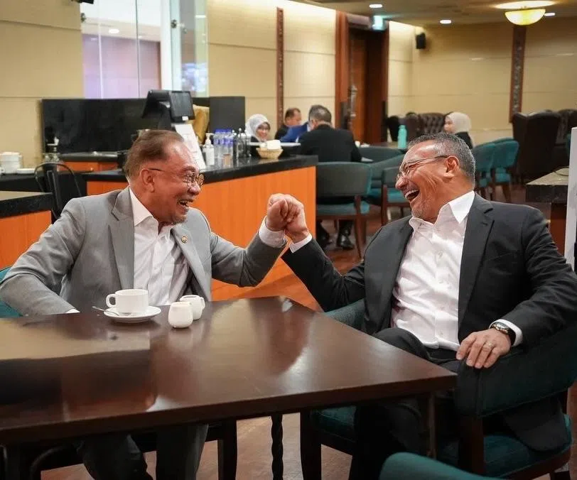 希山慕丁（右）1月21日在社交媒体发布他与首相安华在国会大厦餐厅内短暂会面的照片，两人相谈甚欢。（取自希山慕丁脸书）