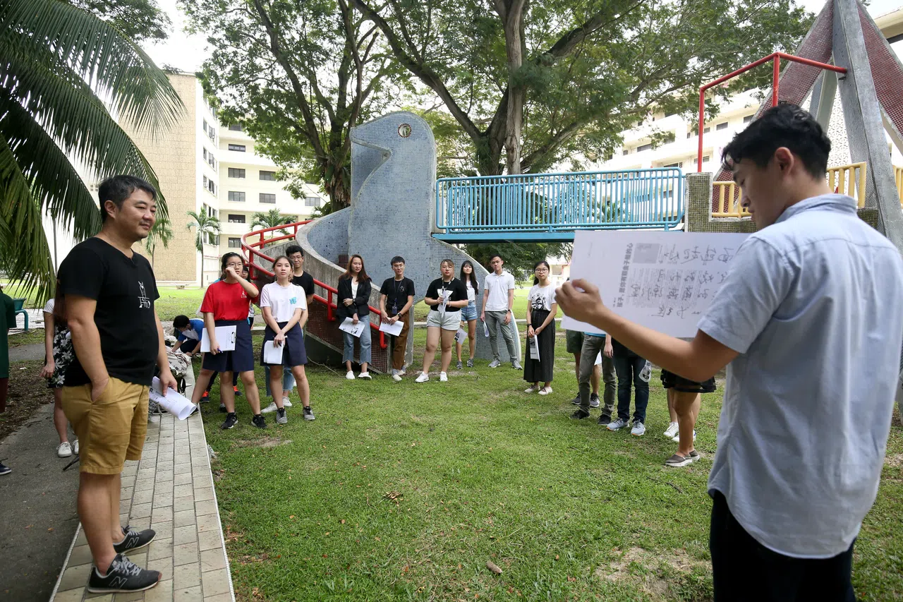 配合第五代《字食族》专栏作者甄选，《联合早报》@世代团队于2018年10月27日邀请本地作家黄凯德为22名入选者举办文字工作坊“速写达哥打”活动。学员念出各自作品，黄凯德（左）现场点评。（档案照片）