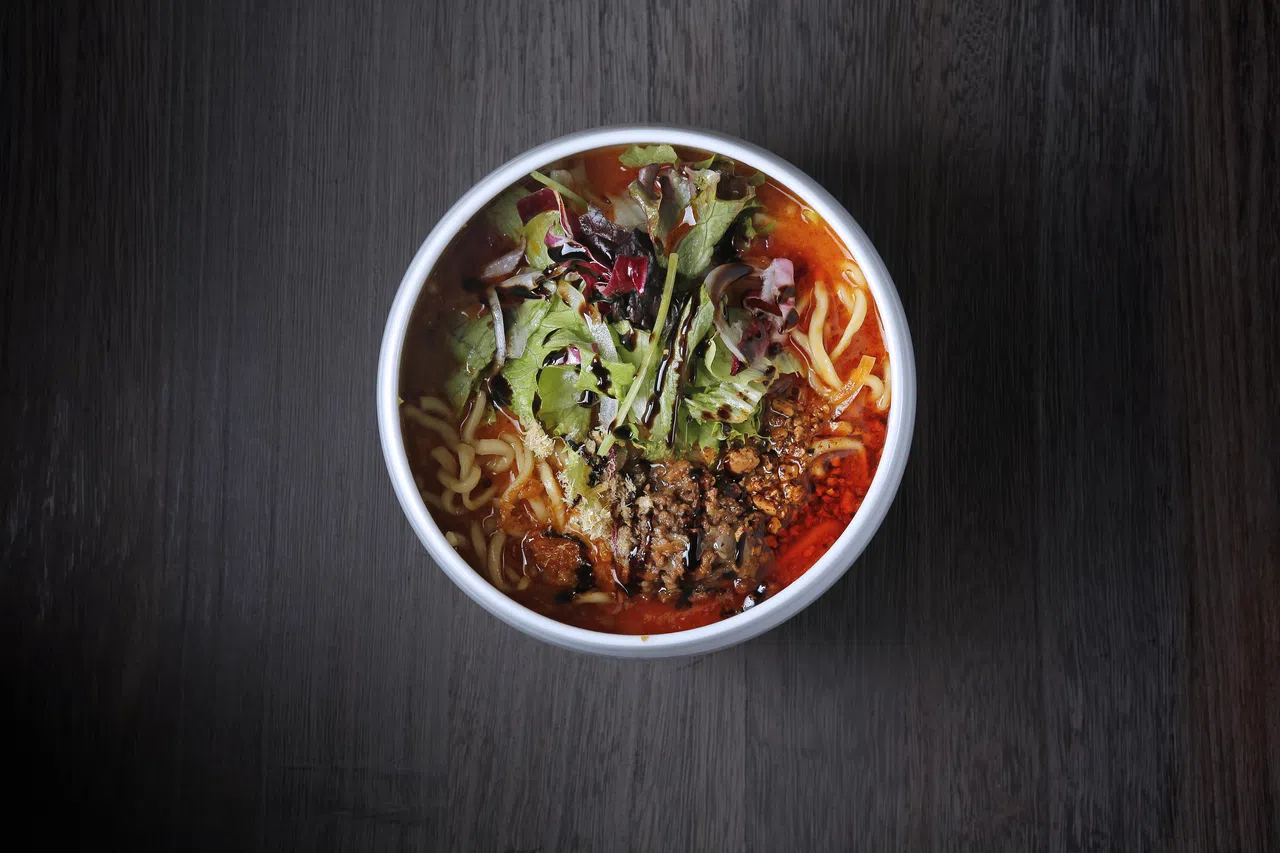 鸡白汤担担面的汤底浓稠，配有肉末、樱花虾米和榛果。（餐馆提供）