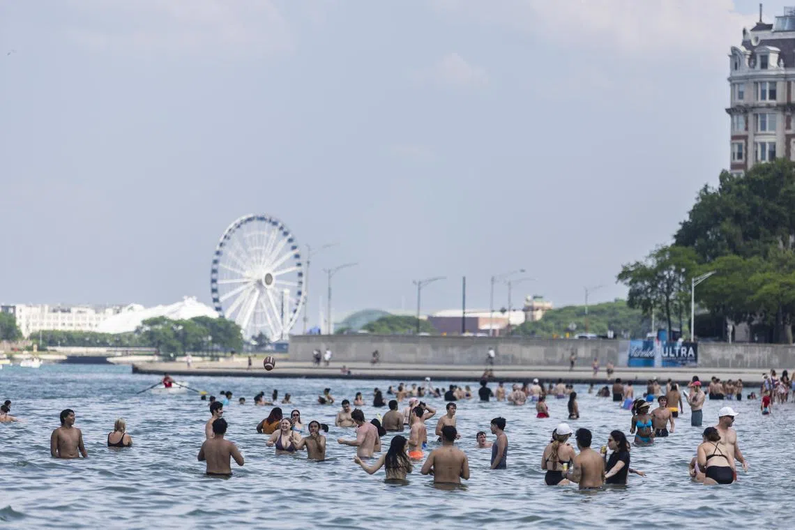 热浪侵袭美国中西部至东北部地区，气象部门预报高温天气将持续一周。图为人们在芝加哥密歇根湖戏水消暑。（新华社）