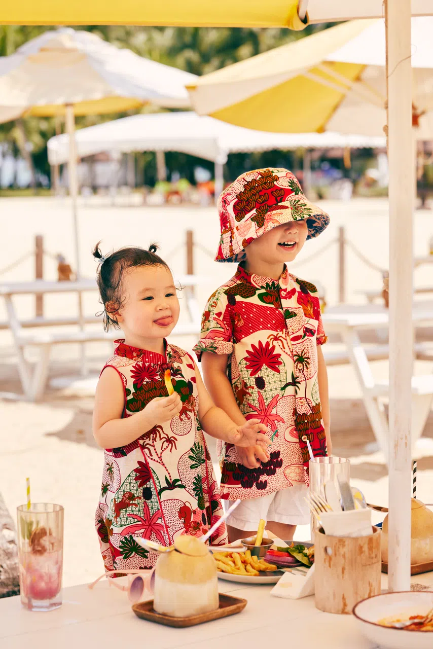 “新加坡故事”系列还有可爱的童装，小朋友穿起来，全家一起为国家庆生。（YeoMama Batik提供）