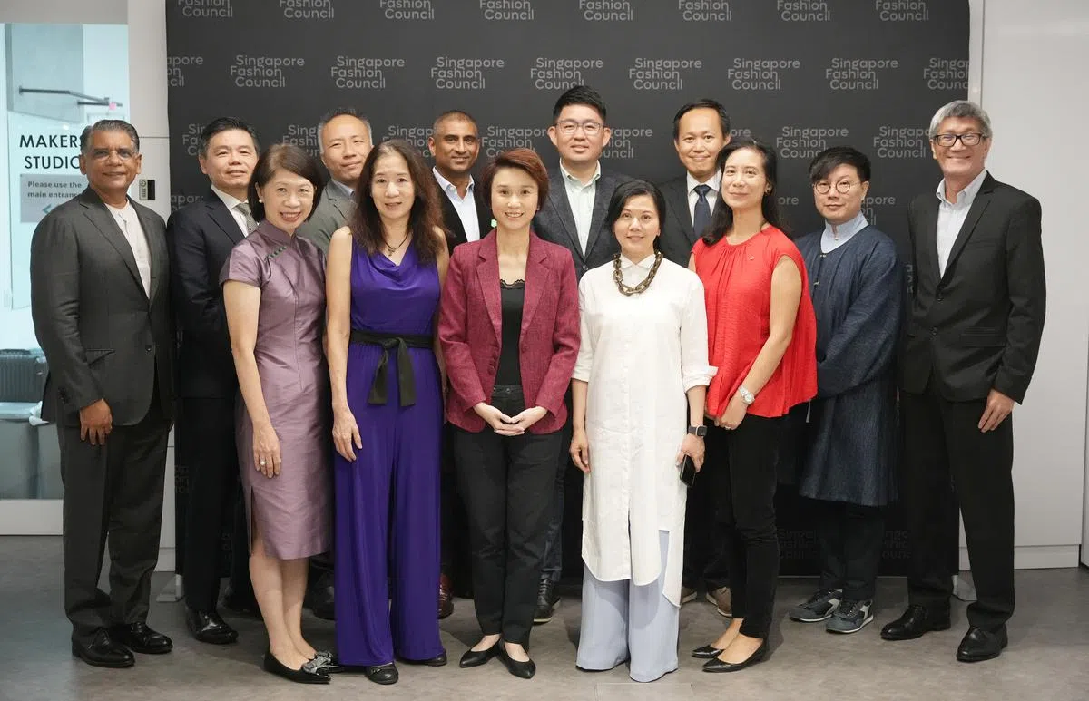 新加坡时尚协会与10家来自金融、教育、文化与电信业的伙伴签署合作备忘录。贸工部兼文化、社区及青年部政务部长刘燕玲（前排中央）是嘉宾，后排左五是协会主席张伟雄。（谢智扬摄）