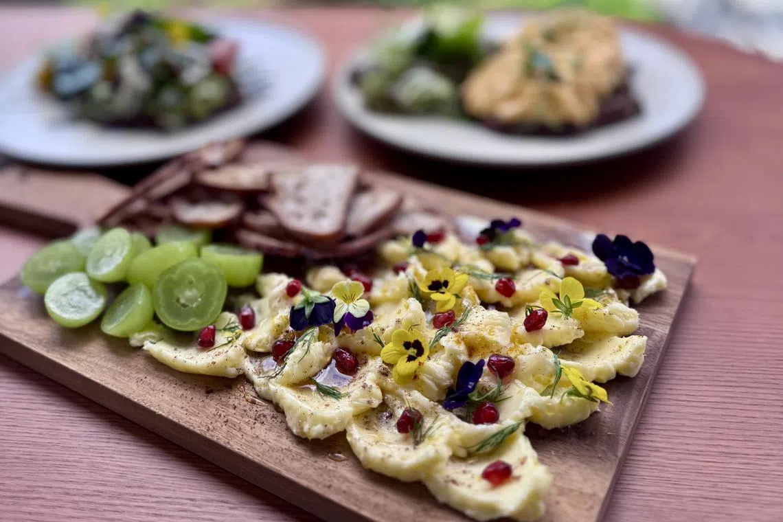 奶油盘以自制牛油配搭时令食材和花卉，还有画龙点睛的自制咖啡盐。（咖啡馆提供）