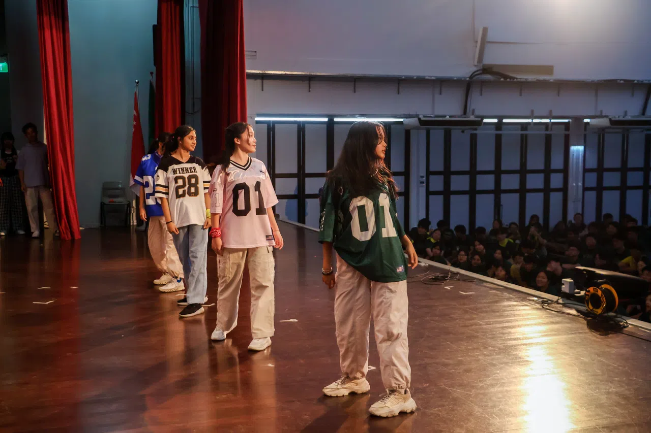 高二学姐带来的舞蹈表演点燃全场气氛。（淡初学生会张泓杰摄）