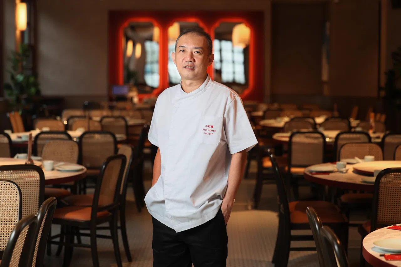 小红楼主厨陈启文从小接触海鲜，与海鲜结下不解之缘。（龙国雄摄）