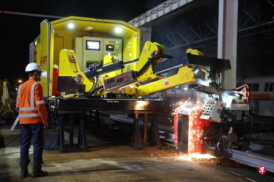 SMRT引进自动化闪光对焊机提升地铁轨道维修效率| 联合早报