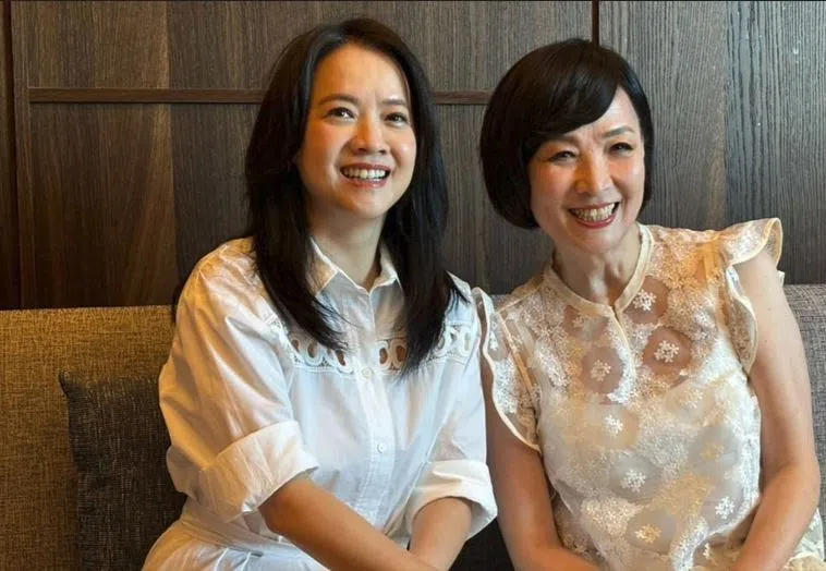 宝妈（右）与曾宝仪一起出席商业活动。（TVBS新闻网）