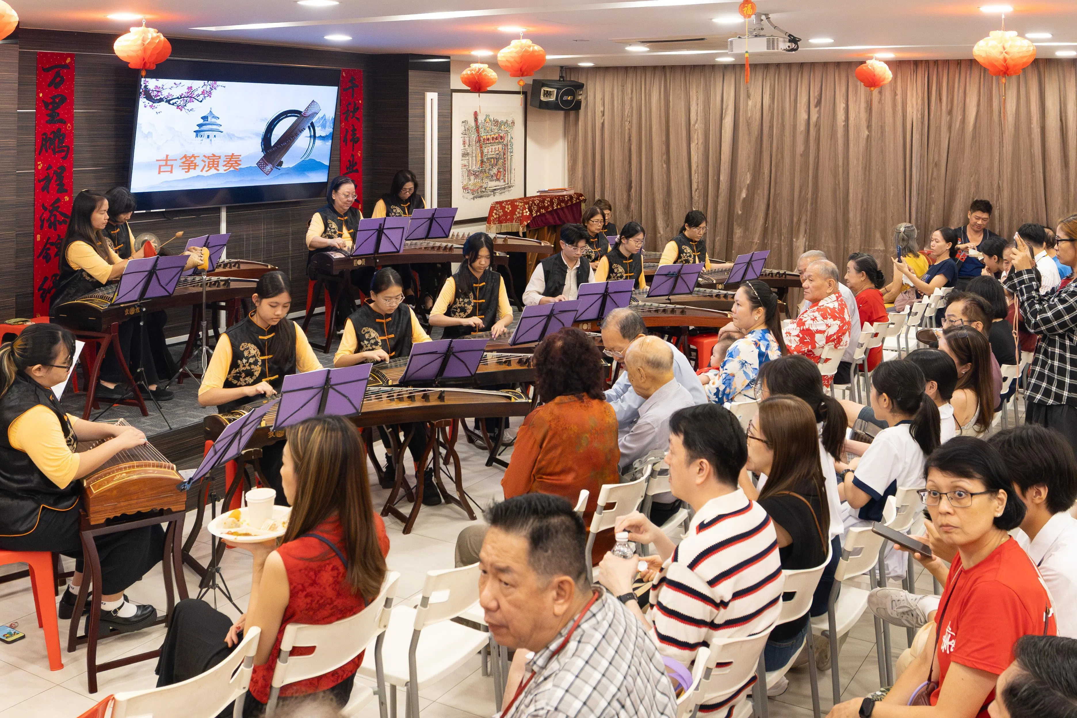 安溪会馆的元宵节联欢晚会安排了丰富的节目，吸引百多人出席。（沈康雄摄）