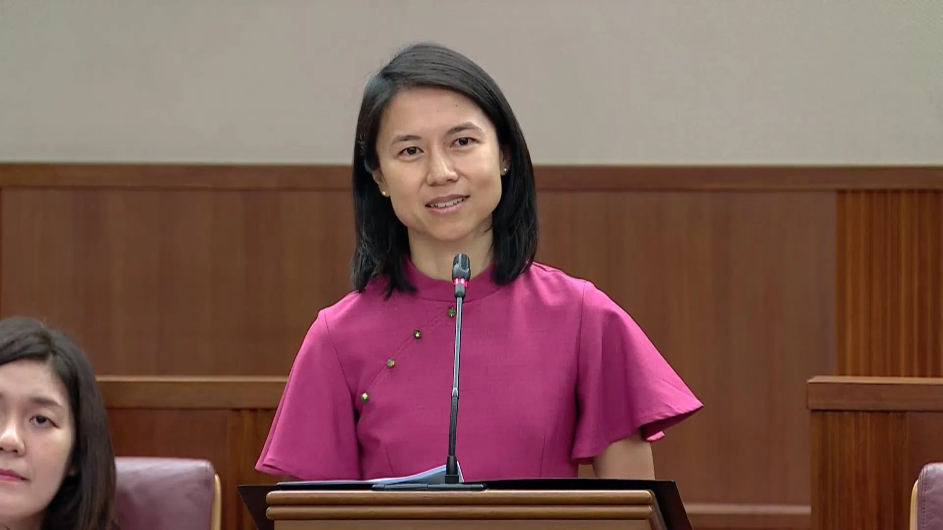 吴函燕强调，解决之道是让“拥有更多的人贡献更多”，把累积财富用于创造机会、促进社会流动性，并将更多资源投向弱势青年，让他们切身感受到关怀。“没有任何青年应在比赛开始前，就落后十圈。”（gov.sg视频截图）