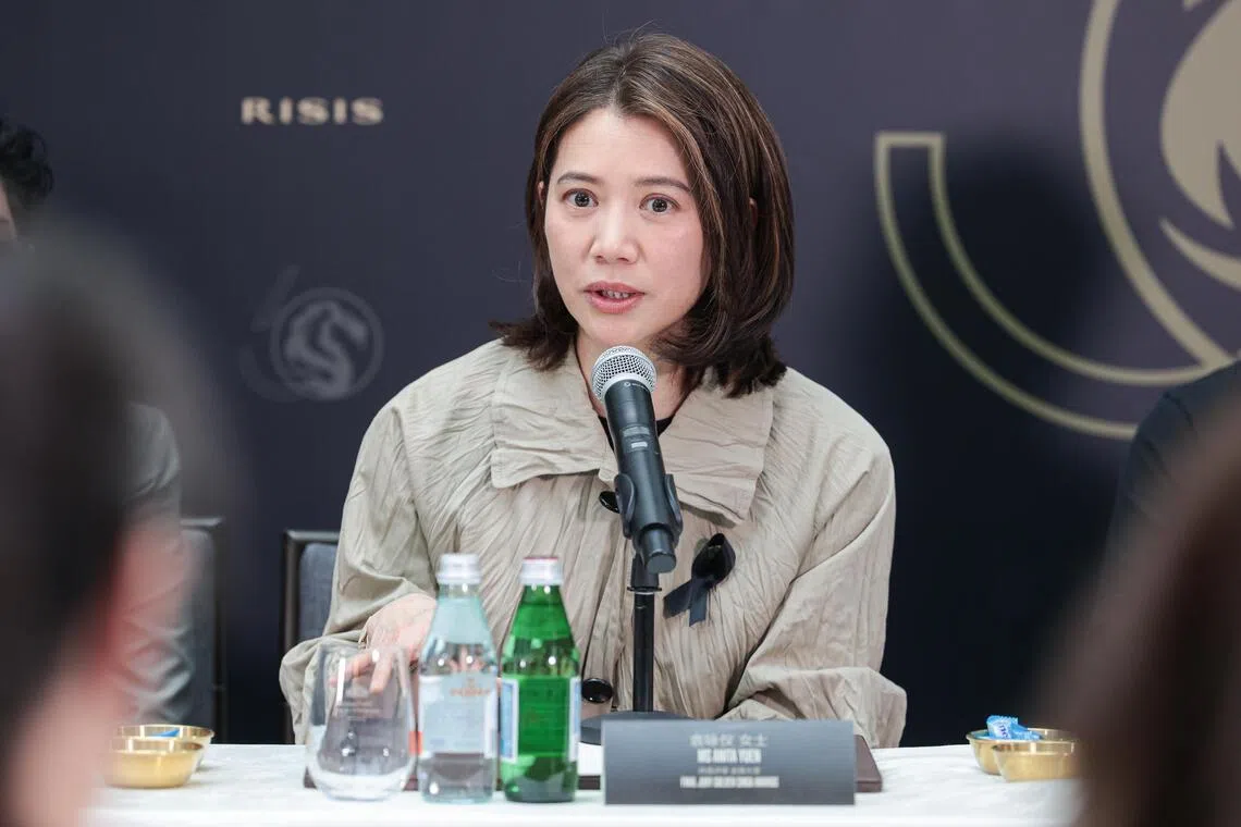 别上黑色丝带的袁咏仪第一次当电影评审，感叹过程很纠结。（李冠卫摄）