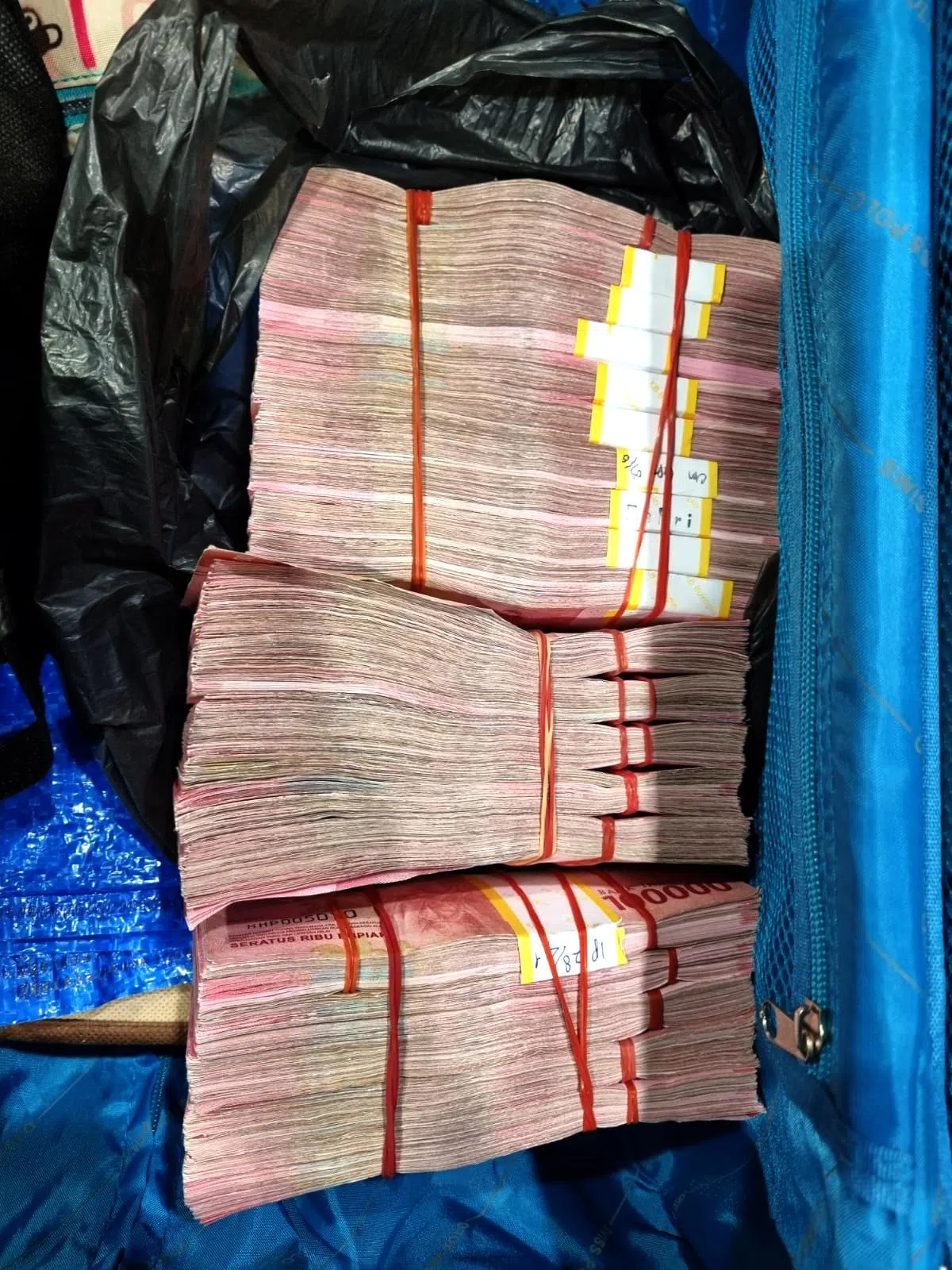 两名印度尼西亚女子携带总值超过3万5000新元的印尼盾入境。（取自移民与关卡局脸书）