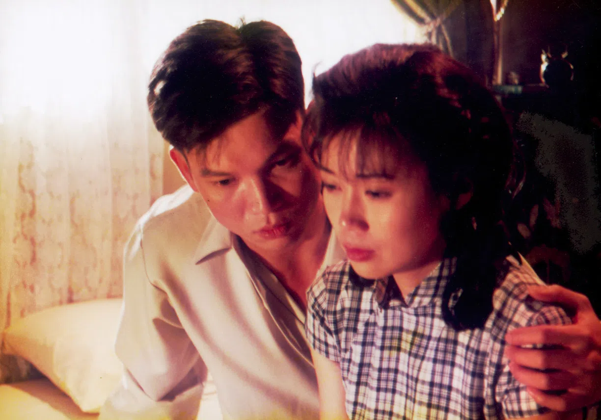 谢韶光（左）在《曲终魂断》中分饰日本将军、俊雄父子两角。其父当年乃侵略新马的日军，邂逅向云（右）饰演的女子梁雅颂。（档案照）