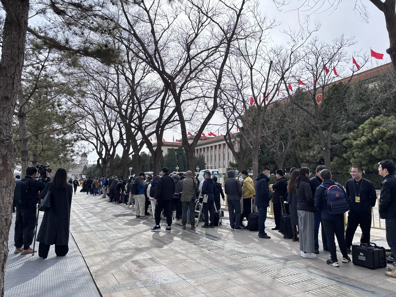 下午3时开始的发布会，1时左右便有超过100名记者在人民大会堂外排队。（黎康摄）