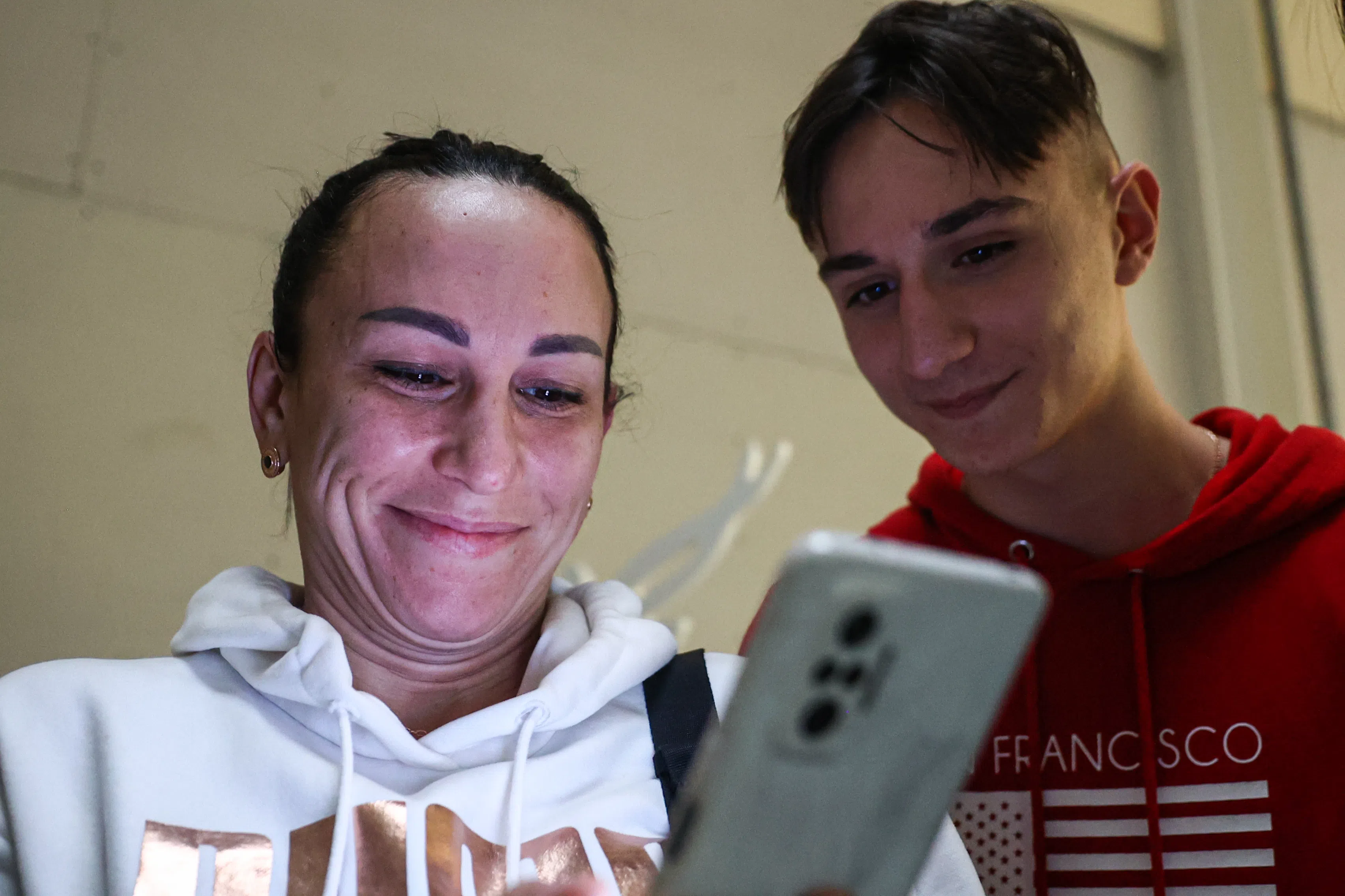 今年2月初，叶娜和儿子爱德华（右）因担心俄军在冬季后发动大规模攻势而匆忙离家，在普热梅希尔难民中心度过一夜后前往德国。叶娜于7月底通过手机短信告诉《联合早报》记者，母子二人在4月份左右返回了乌克兰一趟，把母亲和两只爱猫接到德国一起生活，目前一切安好。（李健玮摄）