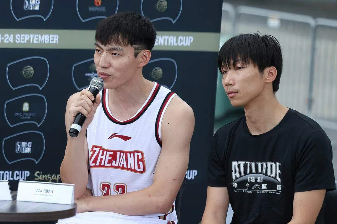浙江金牛控卫吴前（左）在记者会上透露，由于受到杭州亚运会的影响，这次随行的队伍并不完整。（白艳琳摄）