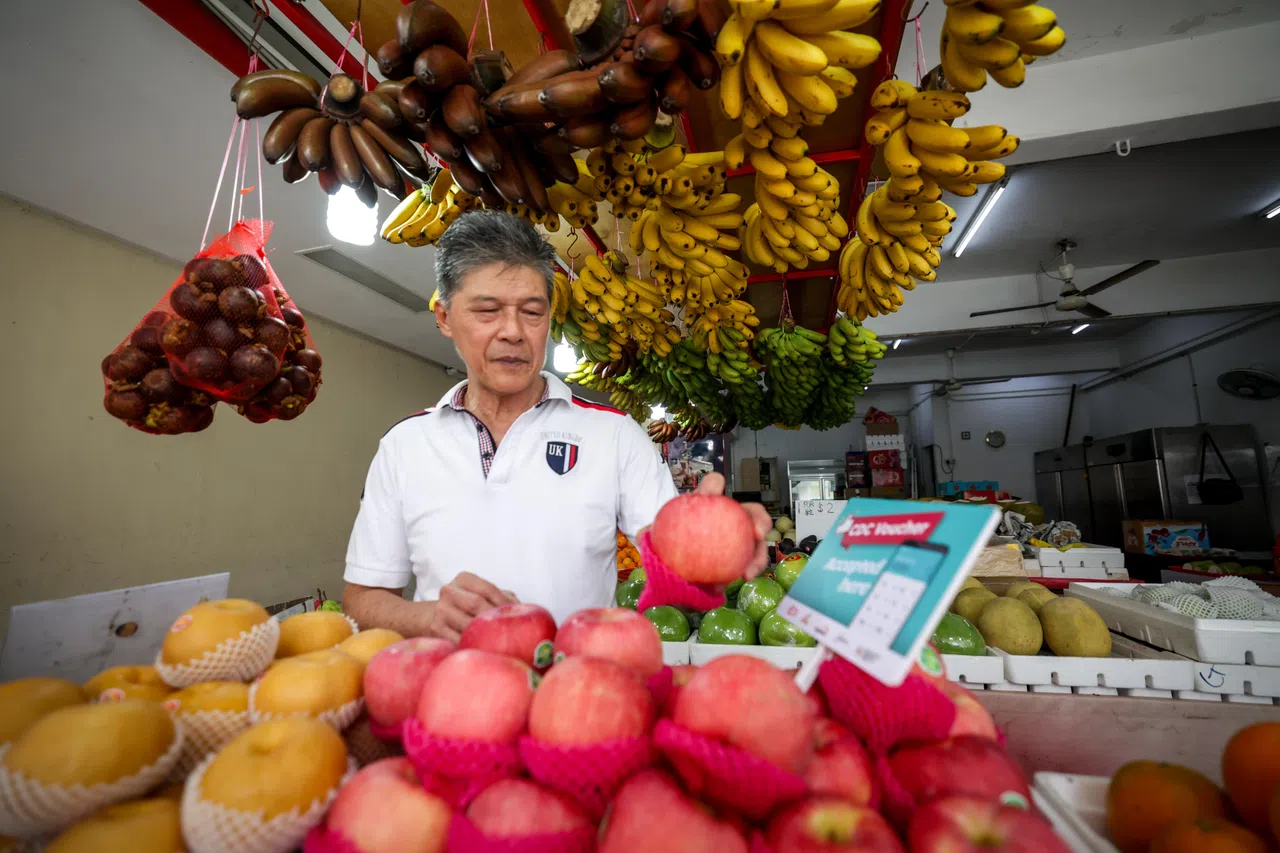 在法兰西路经营水果摊的陈炳南说，相信购物券数额增加，会鼓励更多年长者在农历新年时购买更多水果。（叶振忠摄）