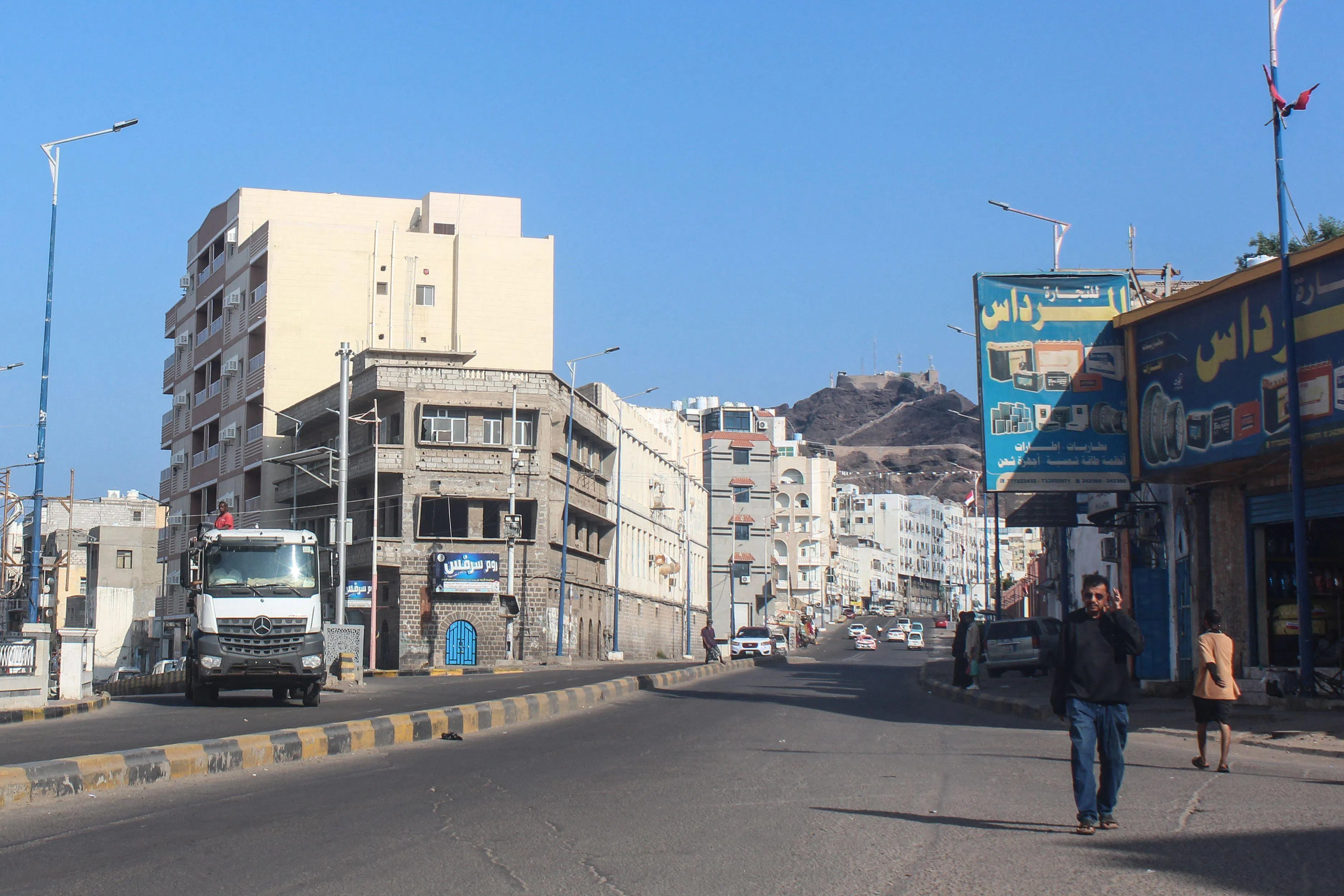 12月31日，汽车驶过亚丁的一条街道，亚丁是国际公认的也门政府所在地。（法新社）