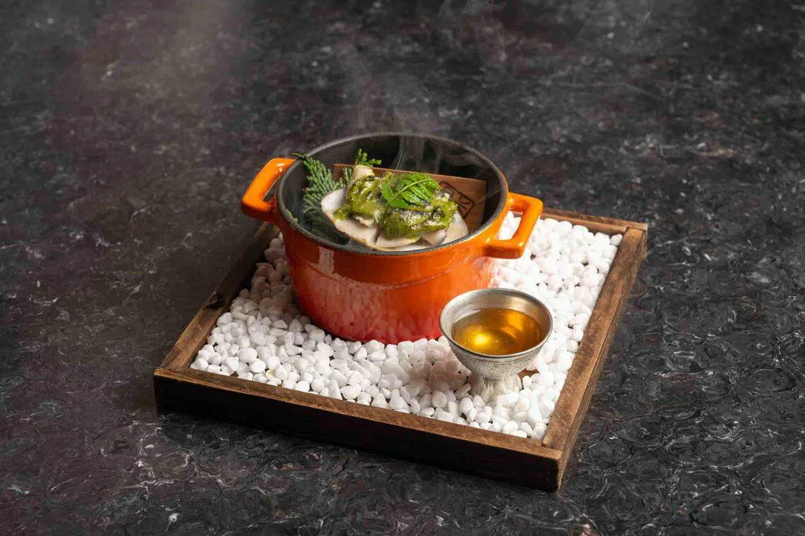 用焙茶熏制的大蛤，搭配抹茶味噌，鲜香中透着茶香。（餐馆提供）