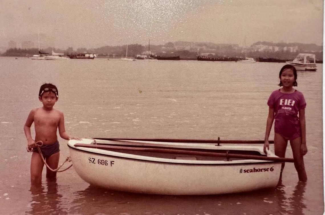 王猷为（左）小时候与姐姐在班丹河会所划船时的合照。（王猷为提供）