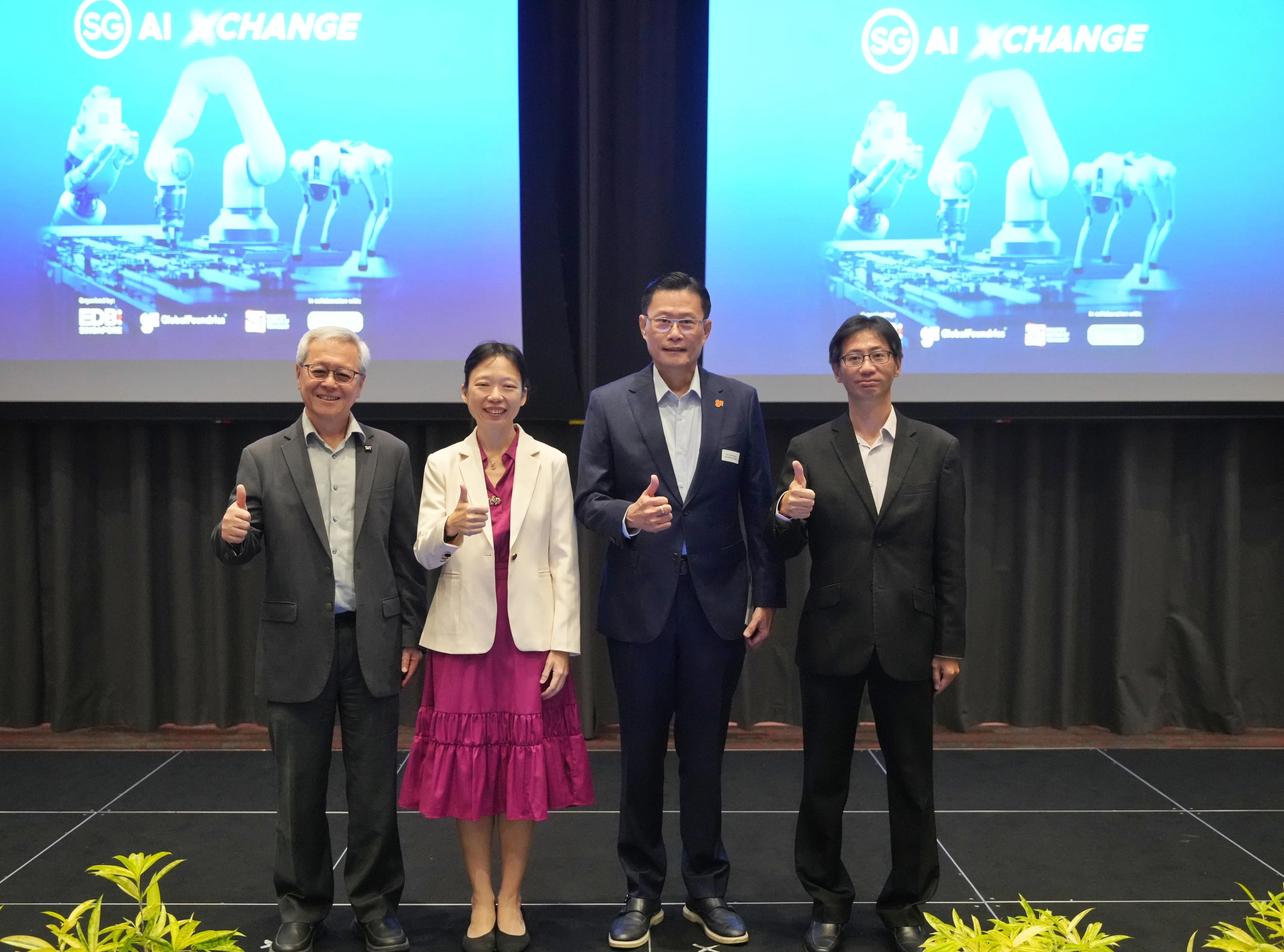 首届SG AI Xchange大会星期四（9月17日）在新加坡理工大学举行，新工大校长蔡其昌教授（左起）、人力部代部长兼数码发展及新闻部高级政务部长刘洁敏、格罗方德新加坡业务主管陈耀光，以及经济发展局执行副总裁彭明光聚集一堂探讨先进制造领域人工智能发展趋势。（谢智扬摄）