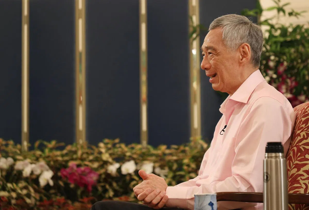 2020年12月，李显龙总理为《战疫勇士——新加坡之道》接受《联合早报》记者专访时，剖析了病毒阻断措施背后的思考，还有他对一些关键决策的反思。（严宣融摄）