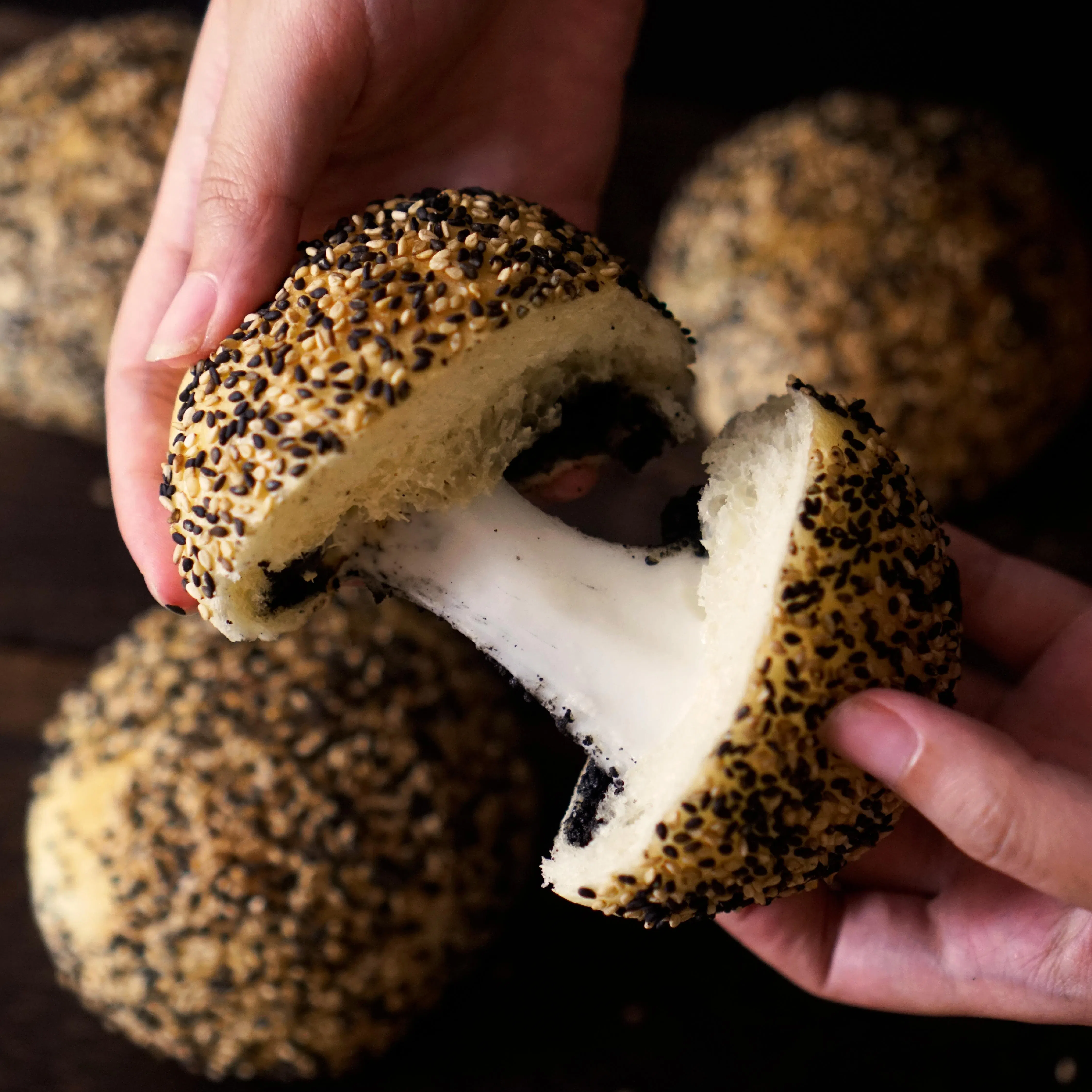 Sesame mochi面包结合黑芝麻和麻糬两大日式食材，具有拉丝甜美口感。（品牌提供）