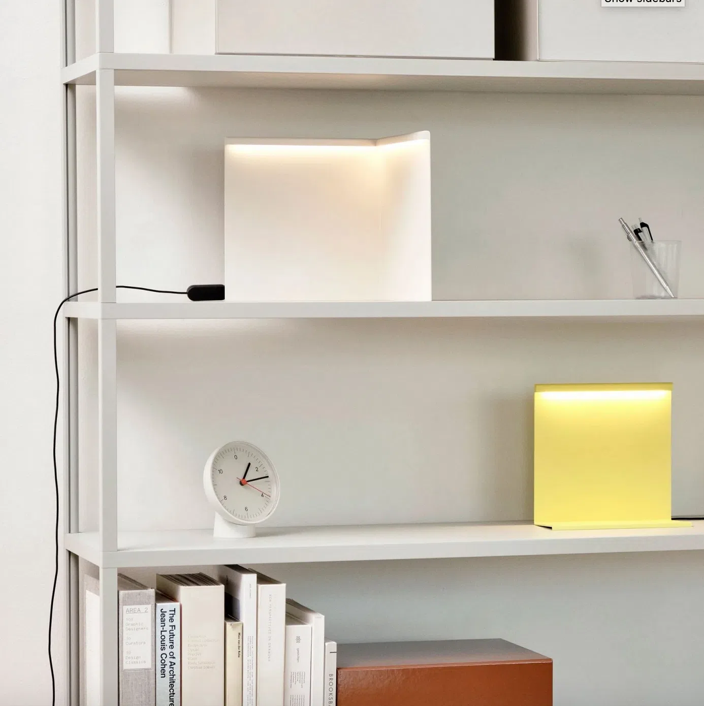 左上是LBM角头桌灯；中间右边是LBM桌灯，造型简约利落。（Hay提供）