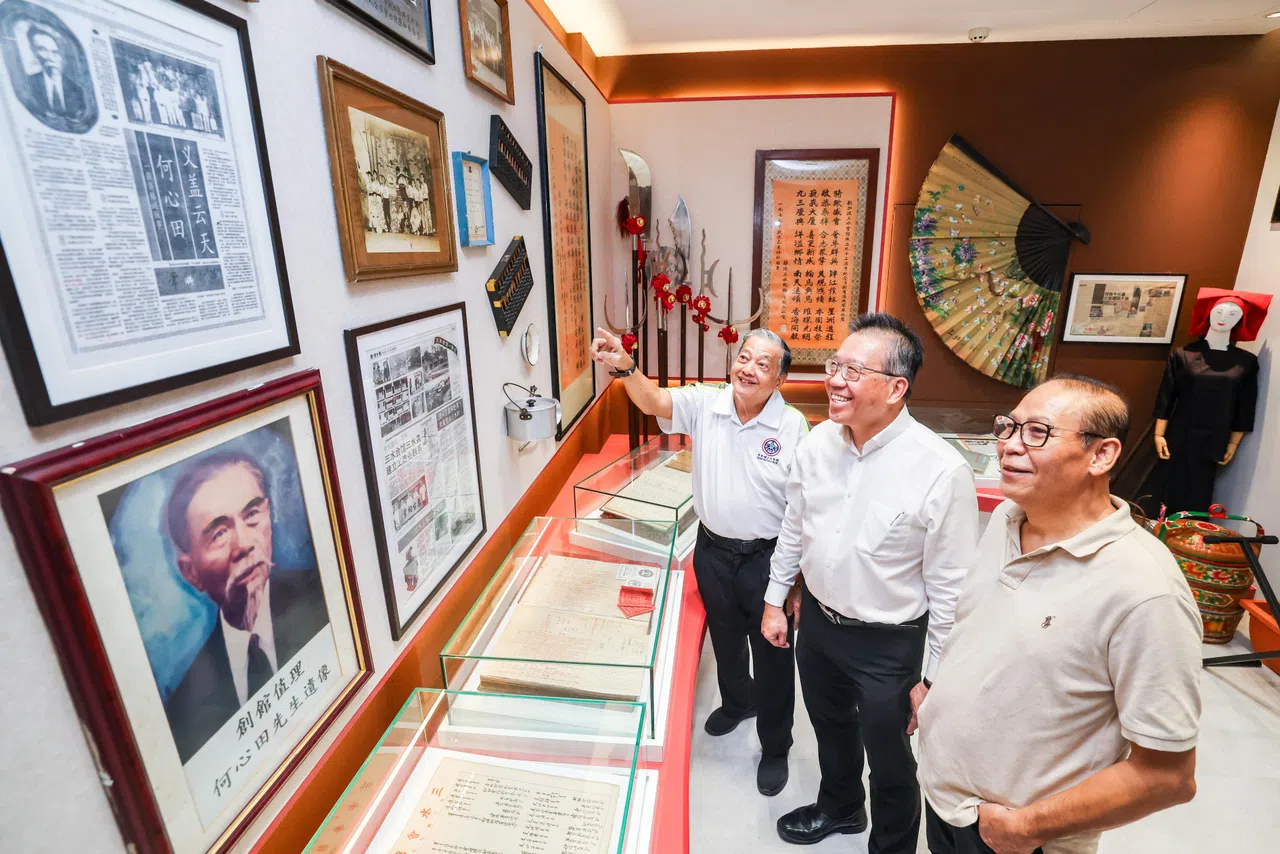 三水会馆会长何国伟（中）、财政萧荣基（左）和总务张锦昌（右）希望三水之家文物馆能让更多人了解三水先辈的历史。（陈斌勤摄）