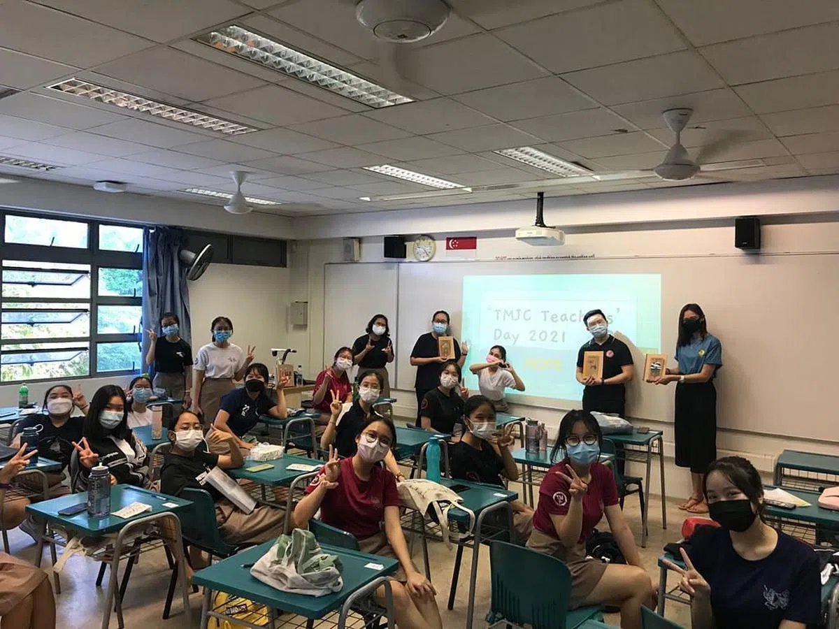 学生给老师献上亲手制作的笔记本。（淡美初院提供）