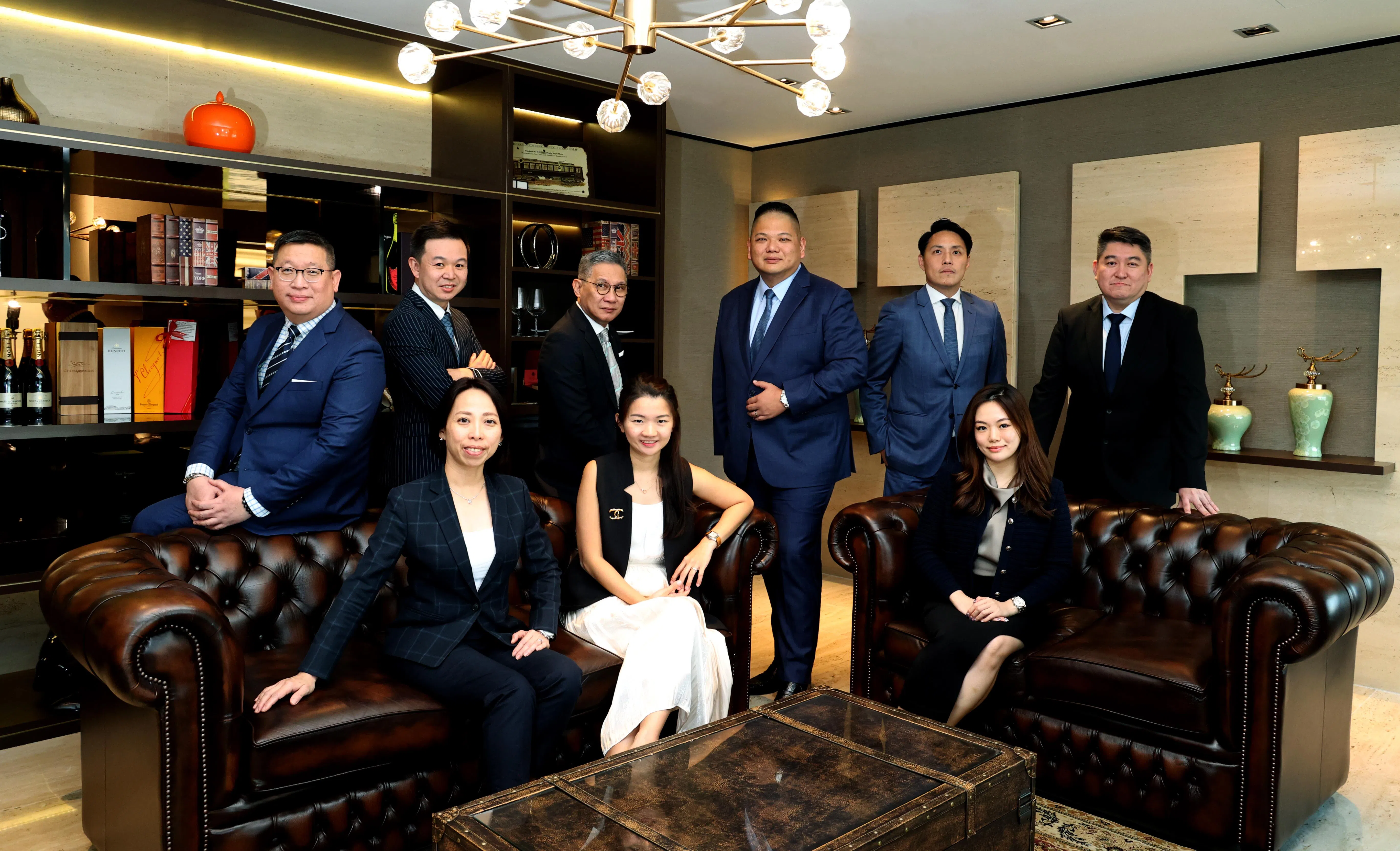 周光浩（后排右三）：“科技的进步为我们的顾问团队提供了更高的效率，使他们从繁琐的行政工作中解放，能够投入更多精力与客户建立深厚的关系。”图为卓越理财的管理团队。（邝启聪摄）