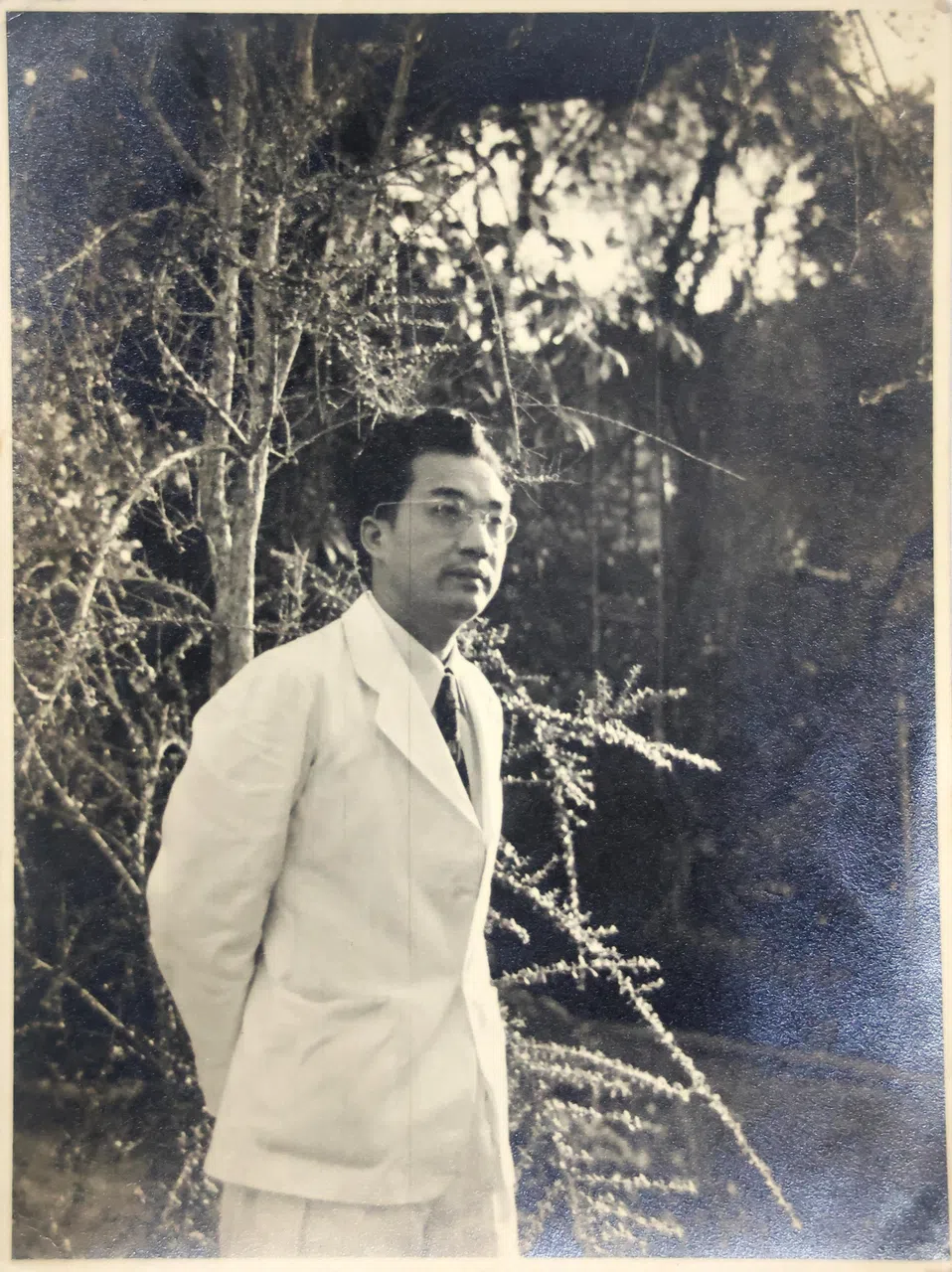 1950年代，曾心影任《南洋商报》主笔，摄于新加坡植物园。（曾昭文提供）