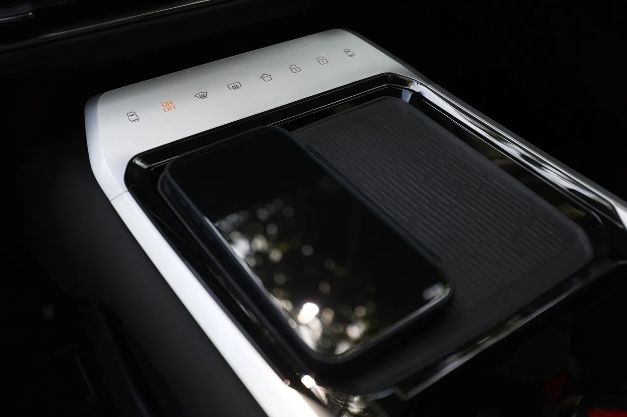 无线充电槽的内垫采用非黏附设计，使用时容易滑动。（何家俊摄）