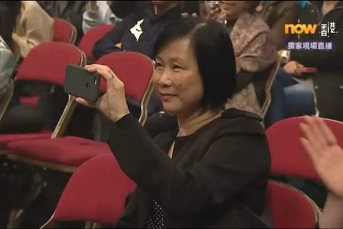 河国荣当年得奖时，太太在台下拍他。（互联网）