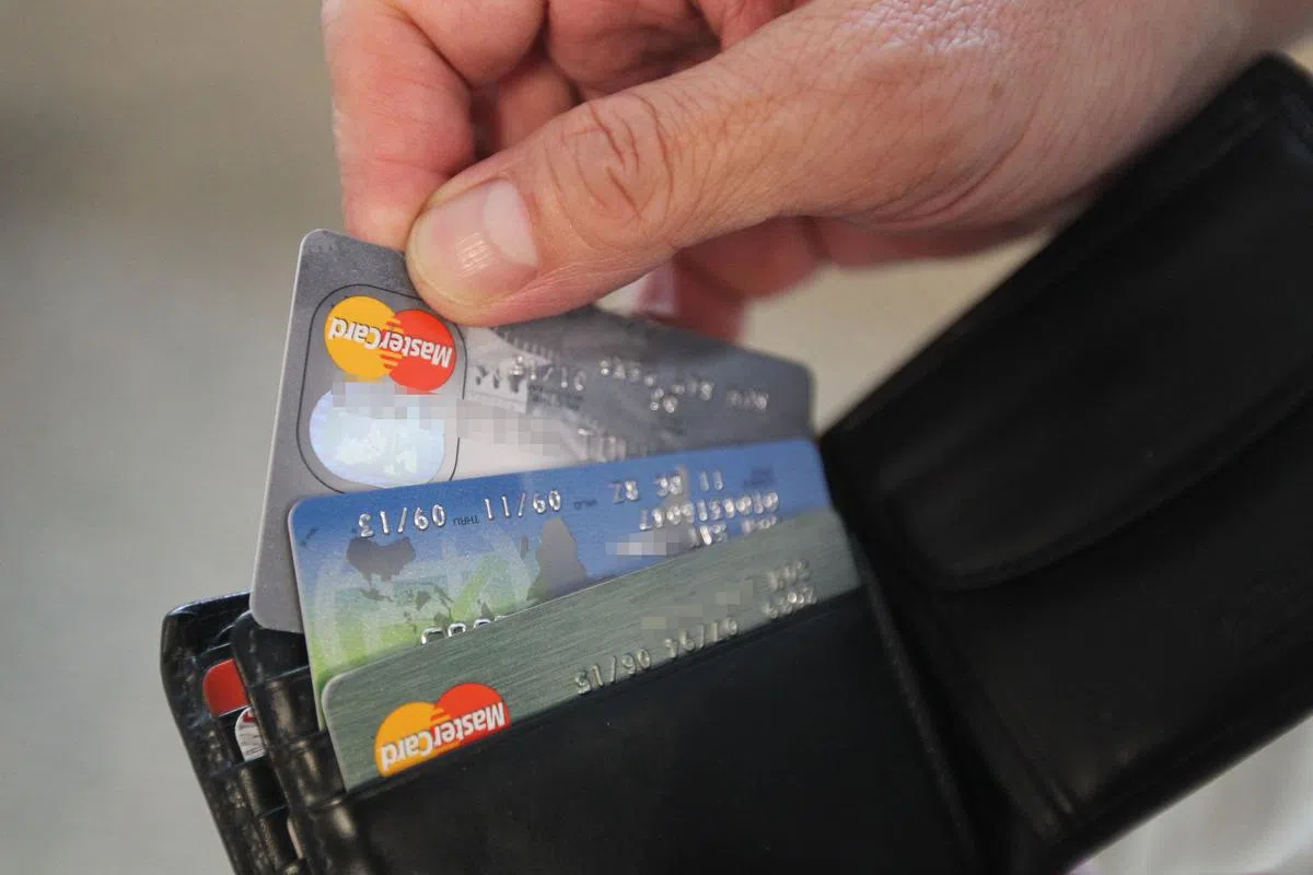 长年没付清多张信用卡的欠款而积累3万元债务，T小姐后来通过新加坡信贷辅导服务的协助，每月定期偿可应付的信用卡欠 款。（档案示意图）