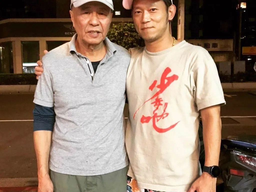 颜正国（右）拍《少年吔》向前辈侯孝贤等电影人致敬。（互联网）