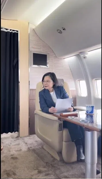 台湾总统蔡英文星期天（5月20日）在Instagram发布她最后一次提着公事包，搭乘空军一号的视频。（蔡英文Instagram账号视频截图）