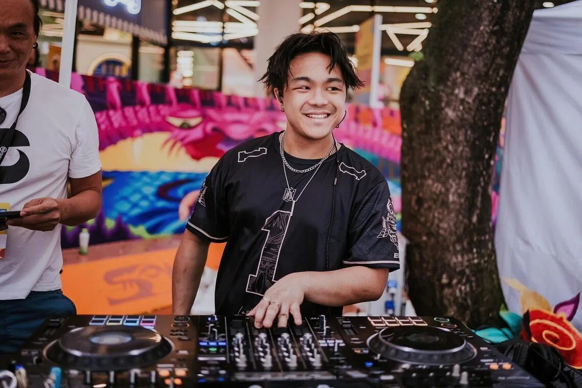 28岁的吴佳豪全职是数码行销人员，他目前每个月也兼职当DJ两三次，将兴趣转为副业。（受访者提供）