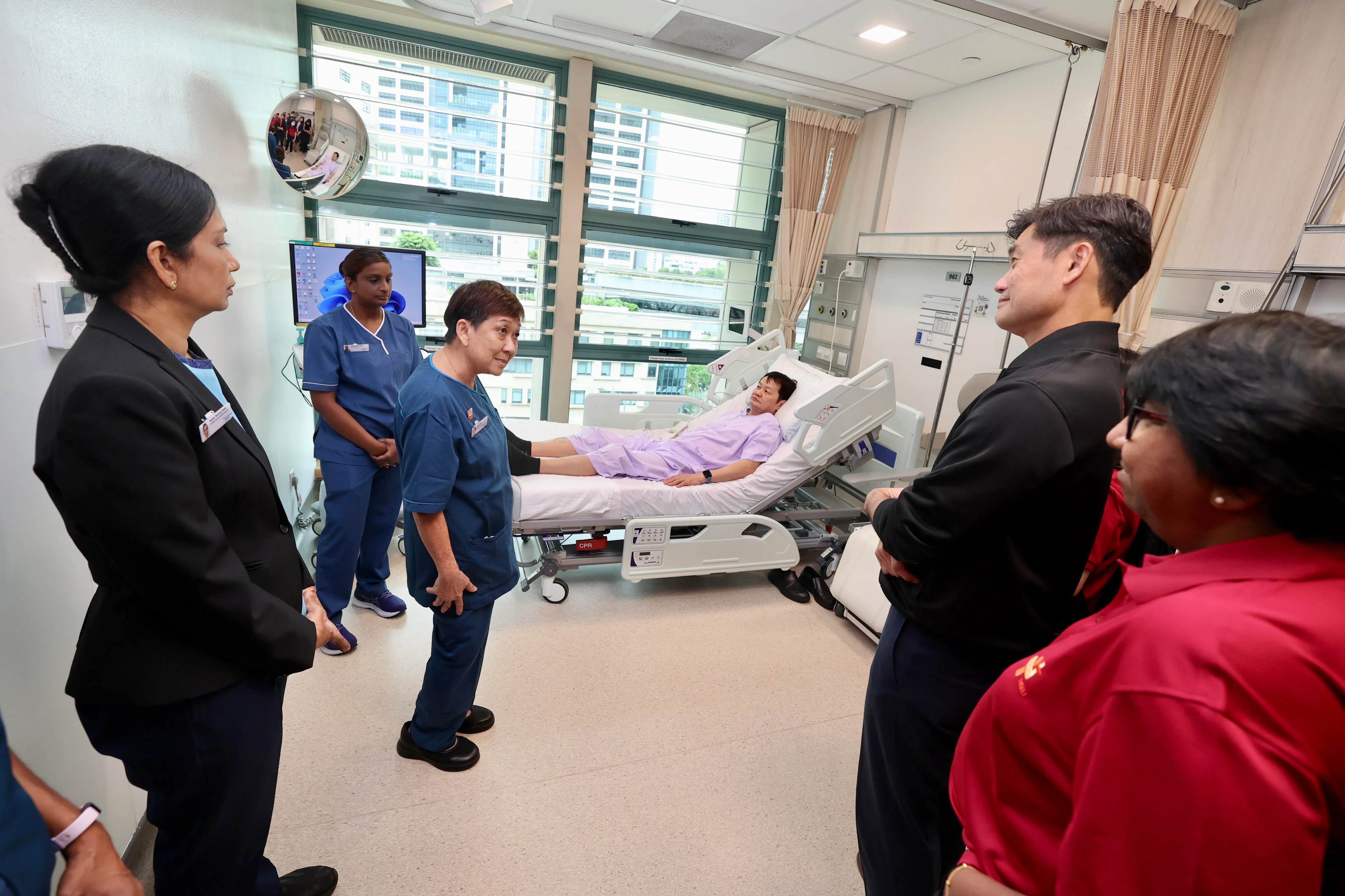 陈笃生医院高级助理护士丁玩华（左三）向职总副秘书长陈国明（右二）及职总会长丹娜乐芝米（右一），讲解跌倒预警系统如何运作。左起为医院高级病患服务执行员玛斯坦（Mastan Nachival Mohd）和高级护士蒂帕（Deepa Ramalingam）。 （陈斌勤摄）