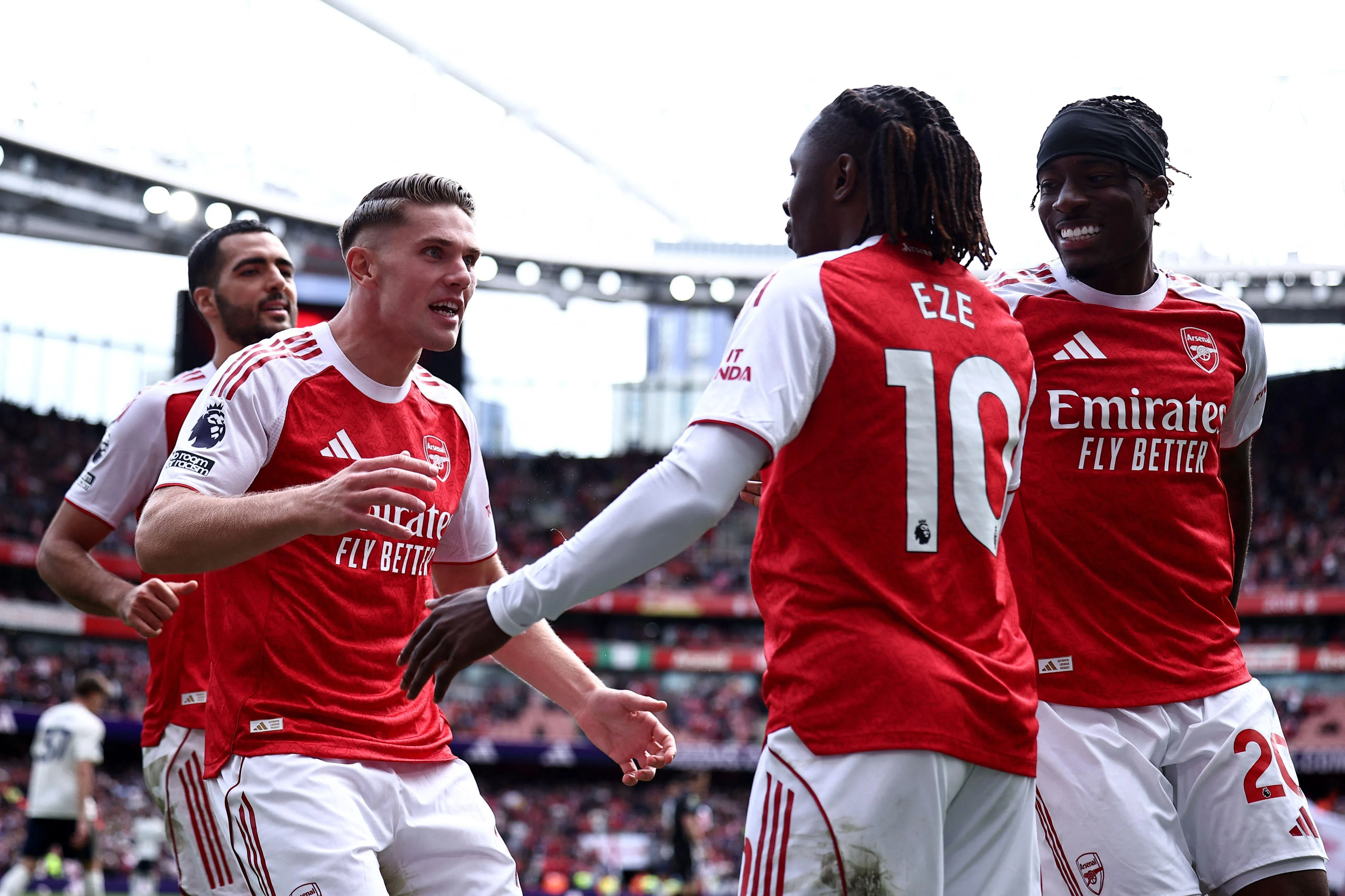 吉欧克勒斯（左二）轻松扩大领先优势后，和送上助攻的埃泽（10号）庆祝。（法新社）